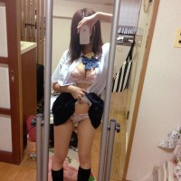 【SNSパンチラ画像】ビッチ臭のする制服JKがパンツを自撮りした画像が流出！この子は風俗嬢なのかｗｗｗ