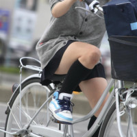 制服JKの太ももがエロ過ぎで軽く勃起！登下校中の自転車JKをこっそり盗撮しちゃいましたｗｗｗｗパンツ見えそうで見えないｗｗｗ