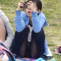 【パンチラ画像】これは抜ける！アングルが神！公園でパンチラ女子を次々隠し撮りする盗撮魔ｗｗｗｗｗｗ